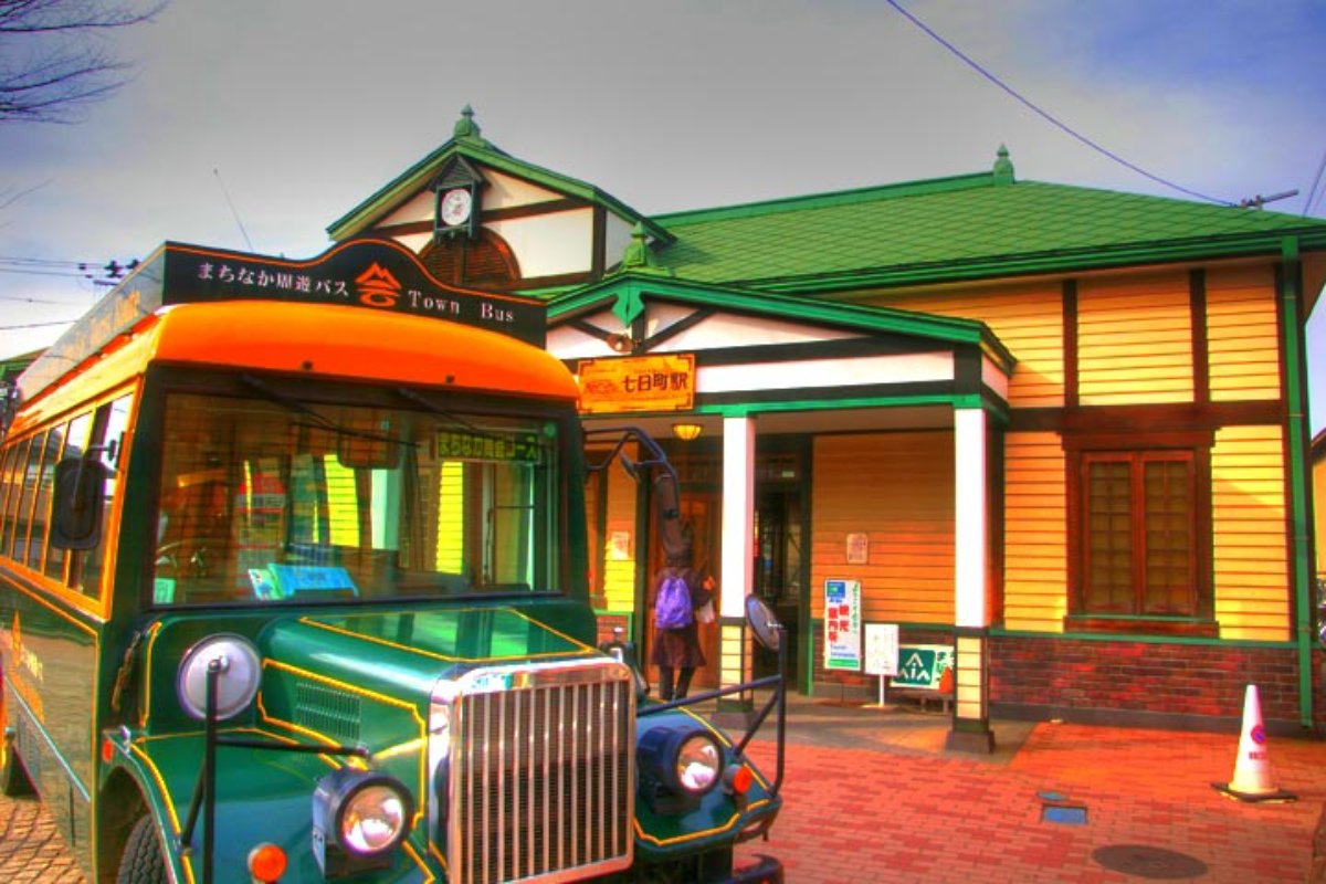 รถบัสวนเมืองหน้าสถานีนานูกามาจิ