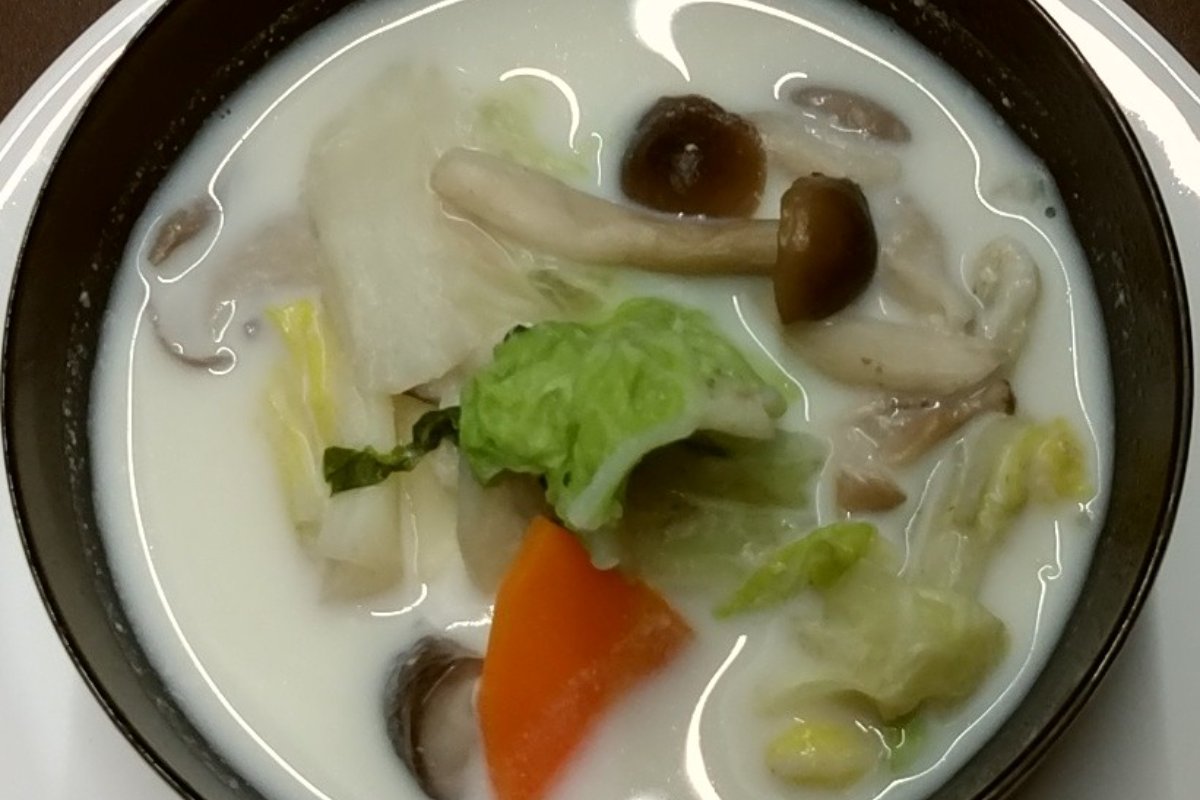 หม้อไฟน้ำซุปนมสีขาว ใส่ไก่ ผักกาดขาว เห็ดหอม และวุ้นเส้น อาหารพื้นบ้านอาสุกะ นารา