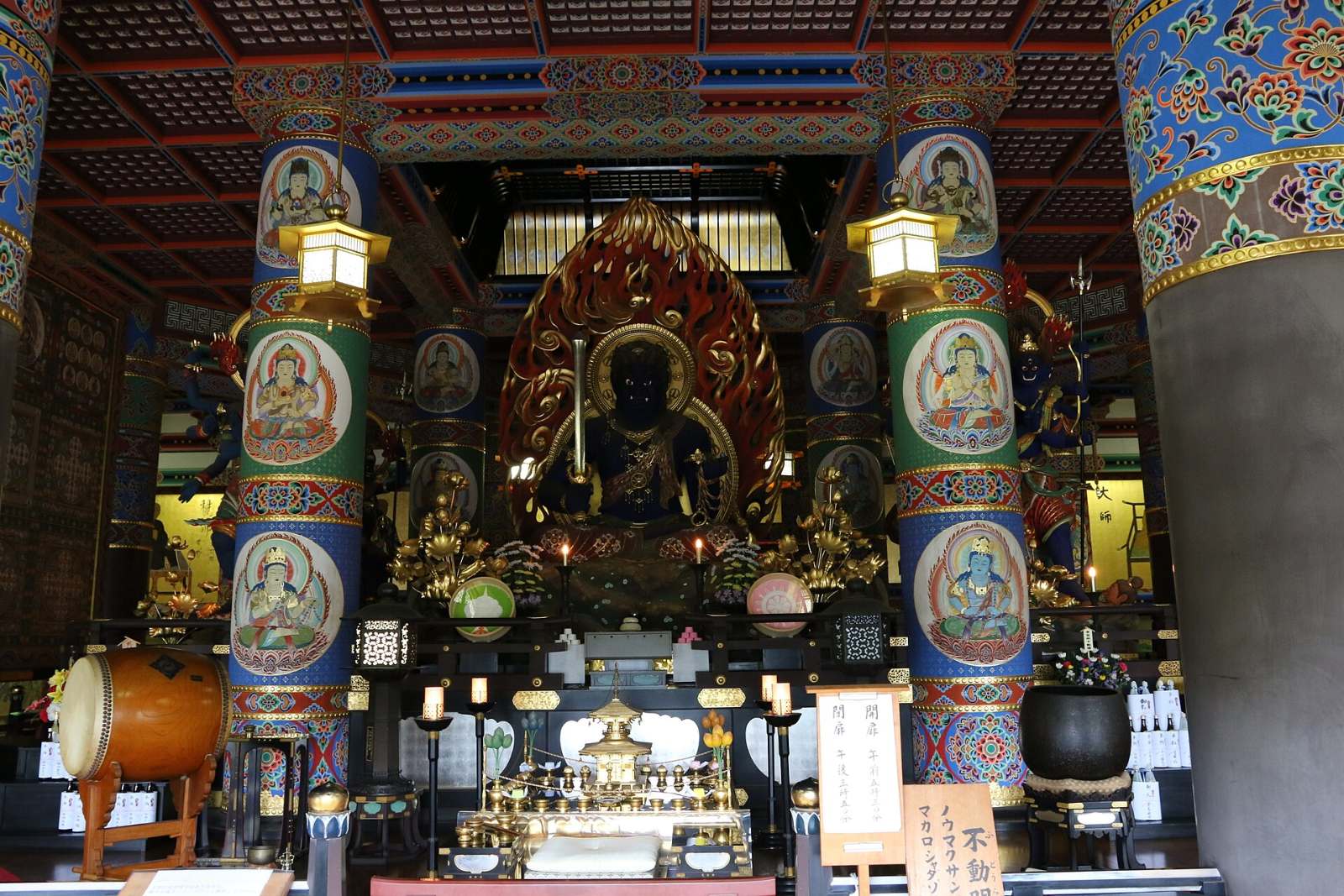 รูปปั้นเทพในเจดีย์ใหญ่วัดนาริตะซัง