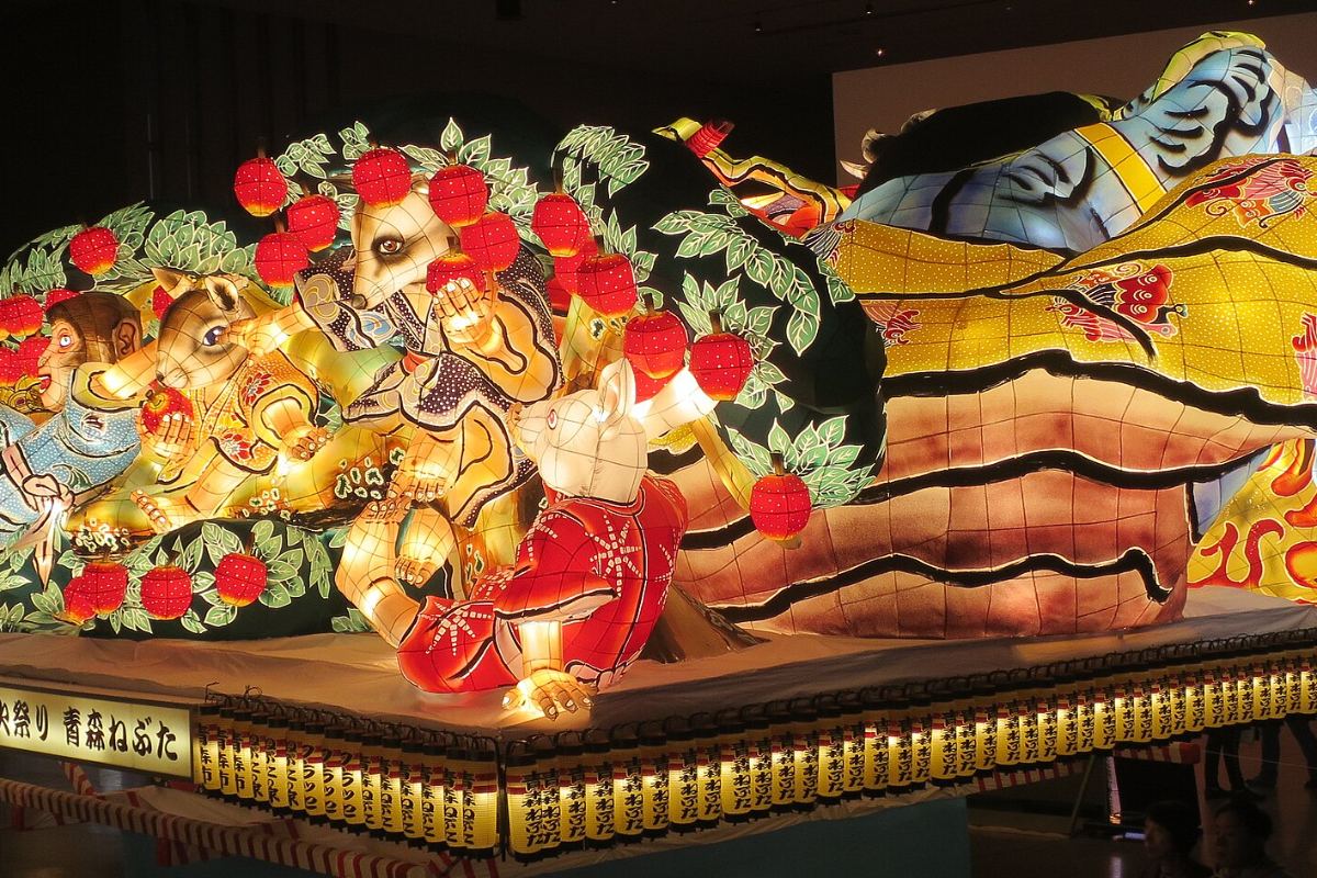 เนบุตะสีสดในห้องจัดแสดงยามแสงไฟเปิด