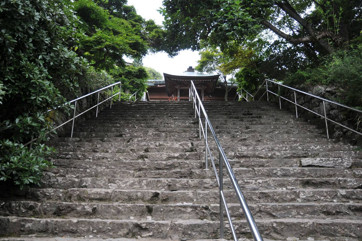 บันไดหินทางขึ้นวัดเนโกโระจิ