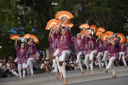นักเต้นสุซุเมะโอโดริแสดงบนถนนฮิงาชิอิจิบันโจในเซ็นไดยามค่ำ