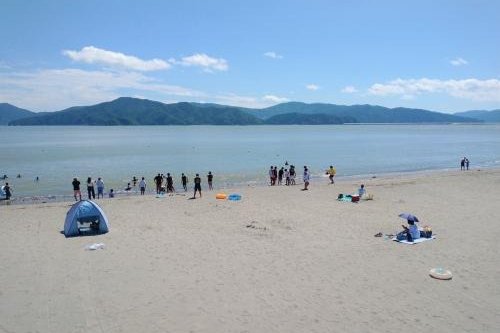 หาดคิตากามิชิราฮามะ ใกล้ปากแม่น้ำคิตากามิ เมืองอิชิโนมากิ