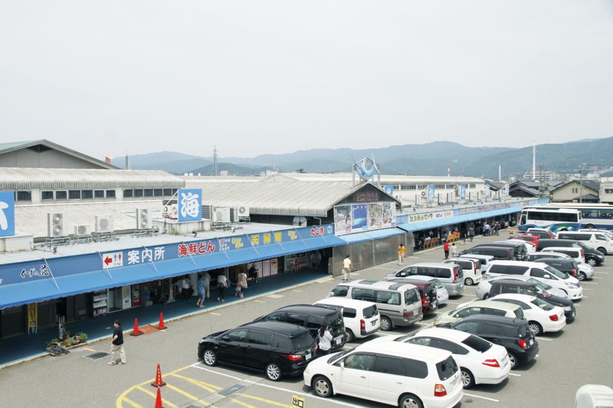 อาคารตลาดนิฮงไกซาคานะมาจิกับลานจอดรถ เมืองสึรุงะ