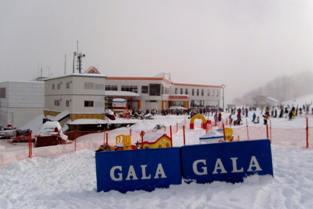 กาล่า ยูซาวะ สกี นีงาตะ: รีสอร์ตเชื่อมสถานีรถไฟและเลือกบัตรให้ตรงแผน