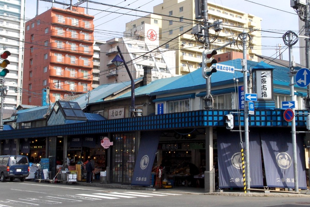 แนวร้านค้าหลังคาสีฟ้าของตลาดนิโจ