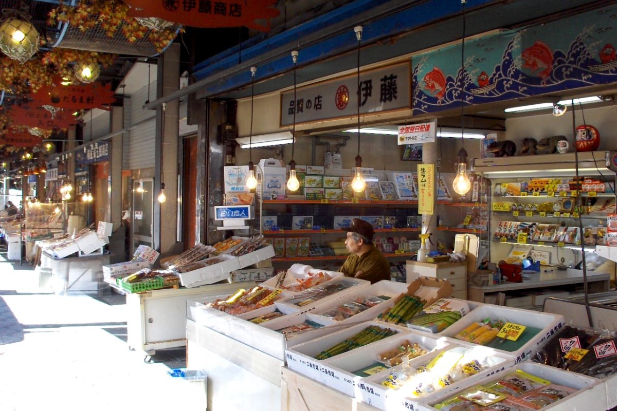 แผงอาหารทะเลสดในตลาดนิโจ