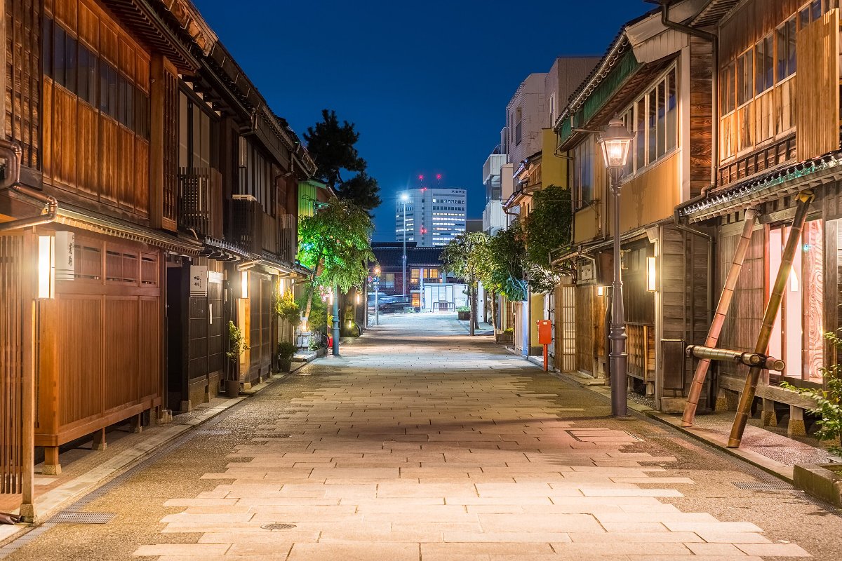 ถนนโรงน้ำชาย่านนิชิชายะยามเย็นเมื่อไฟเริ่มเปิด