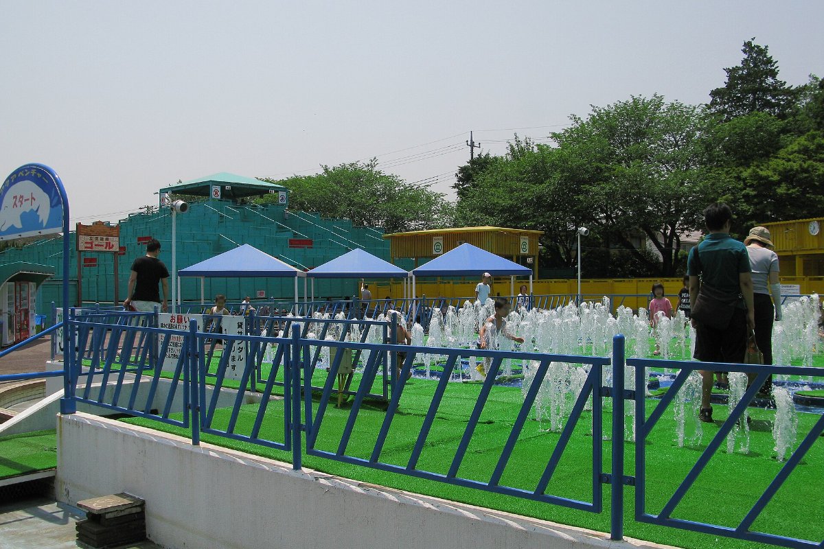 ลานน้ำและเครื่องเล่นในสวนชิมิซุ