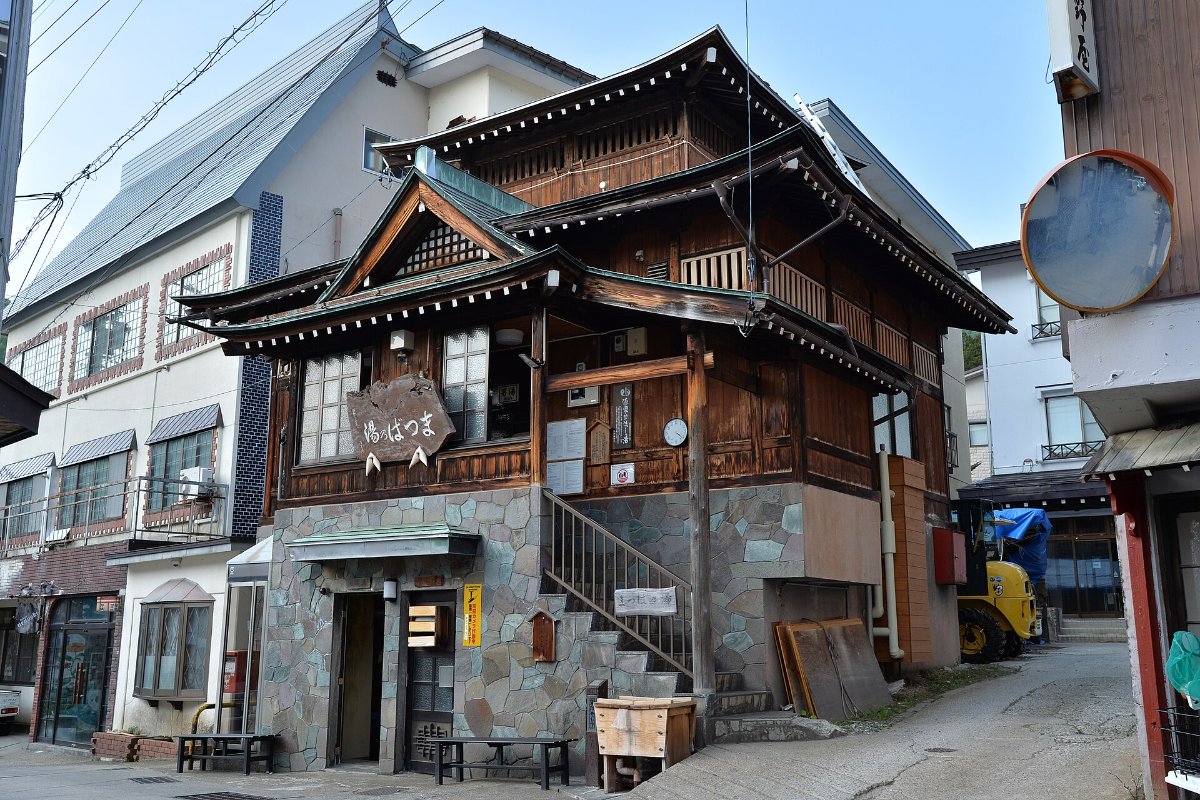 ถนนในหมู่บ้านโนซาวะออนเซ็น
