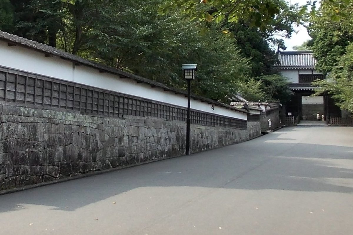 ถนนกำแพงหินในเมืองปราสาทโอบิ