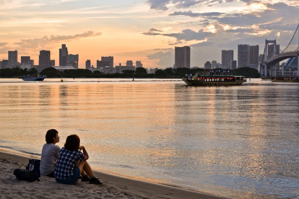 ชายหาดโอไดบะยามเย็นกับสะพานเรนโบว์
