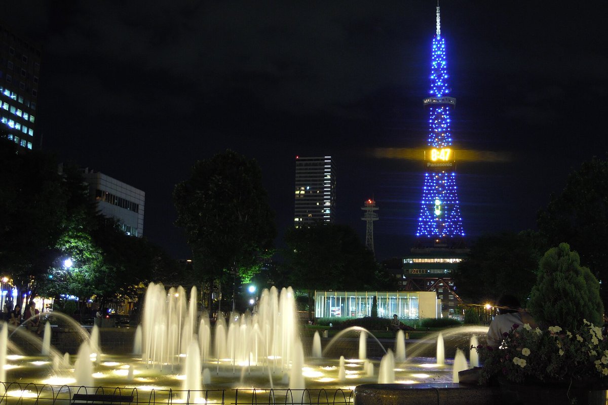 น้ำพุเปิดไฟยามค่ำในสวนโอโดริ หอทีวีซัปโปโรเปิดไฟสีฟ้า