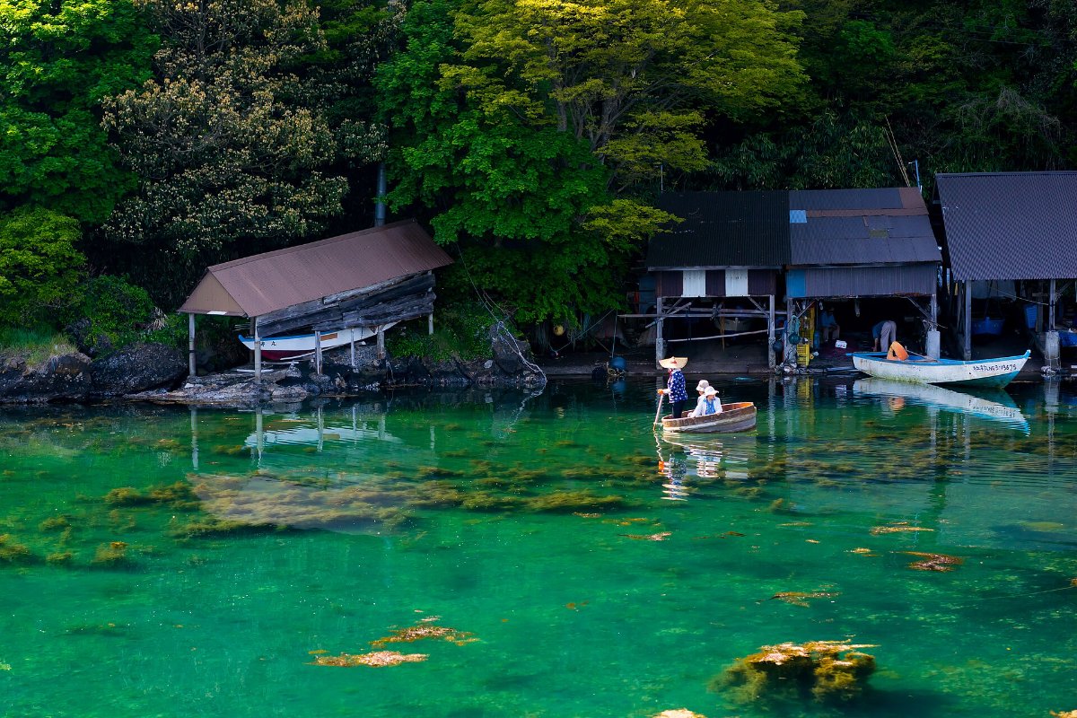 เรืออ่างในอ่าวน้ำใสที่โองิ