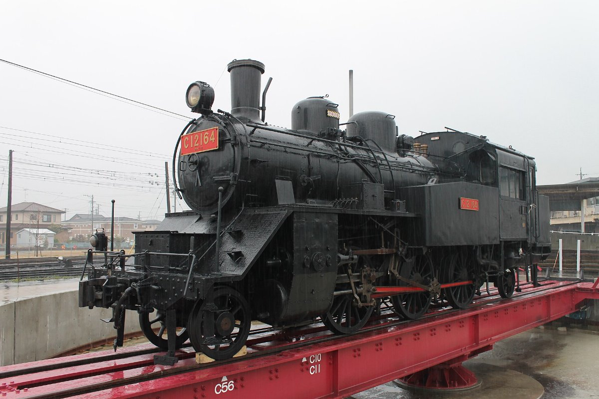รถจักรไอน้ำที่สถานีของรถไฟโออิงาวะ
