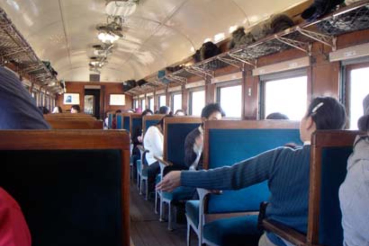 ภายในตู้โดยสารเก่าของรถไฟโออิงาวะ