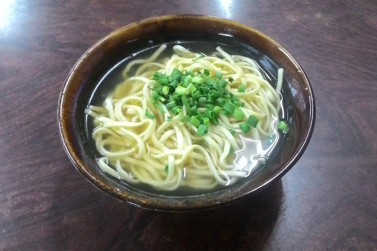 มิยาโกะโซบะชามร้อนพร้อมข้าวหุงจูชี่และกับข้าวถ้วยเล็ก ร้านเก่าแก่บนเกาะมิยาโกะ