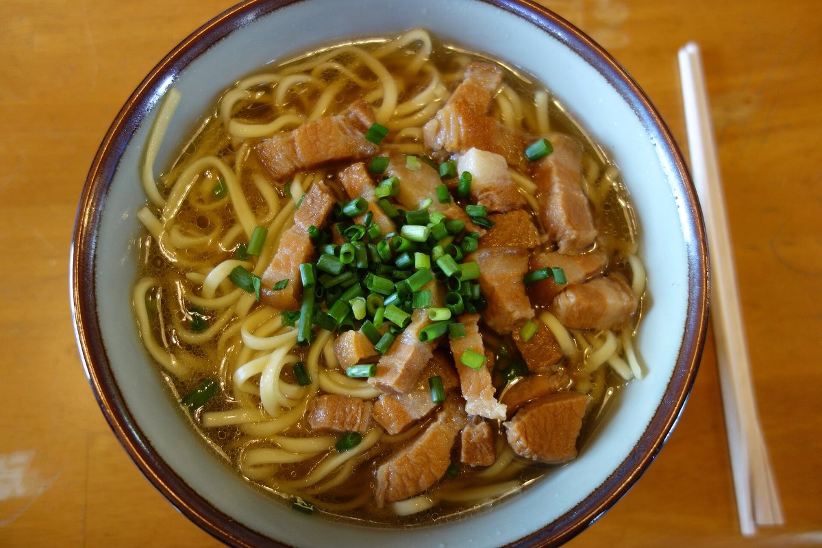 ยาเอยามะโซบะเส้นกลมเล็กในน้ำซุปใส มีหมูหั่นเส้นวางบนหน้า ร้านบนเกาะทาเคโทมิ