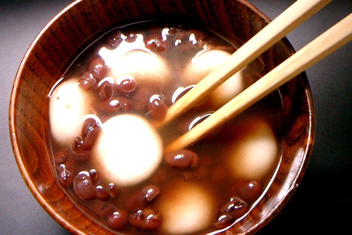 น้ำแข็งไสกองสูงวางบนถั่วแดงคินโทกิเม็ดใหญ่ในถ้วย เซ็นไซแบบโอกินาว่า ร้านในนาฮะ