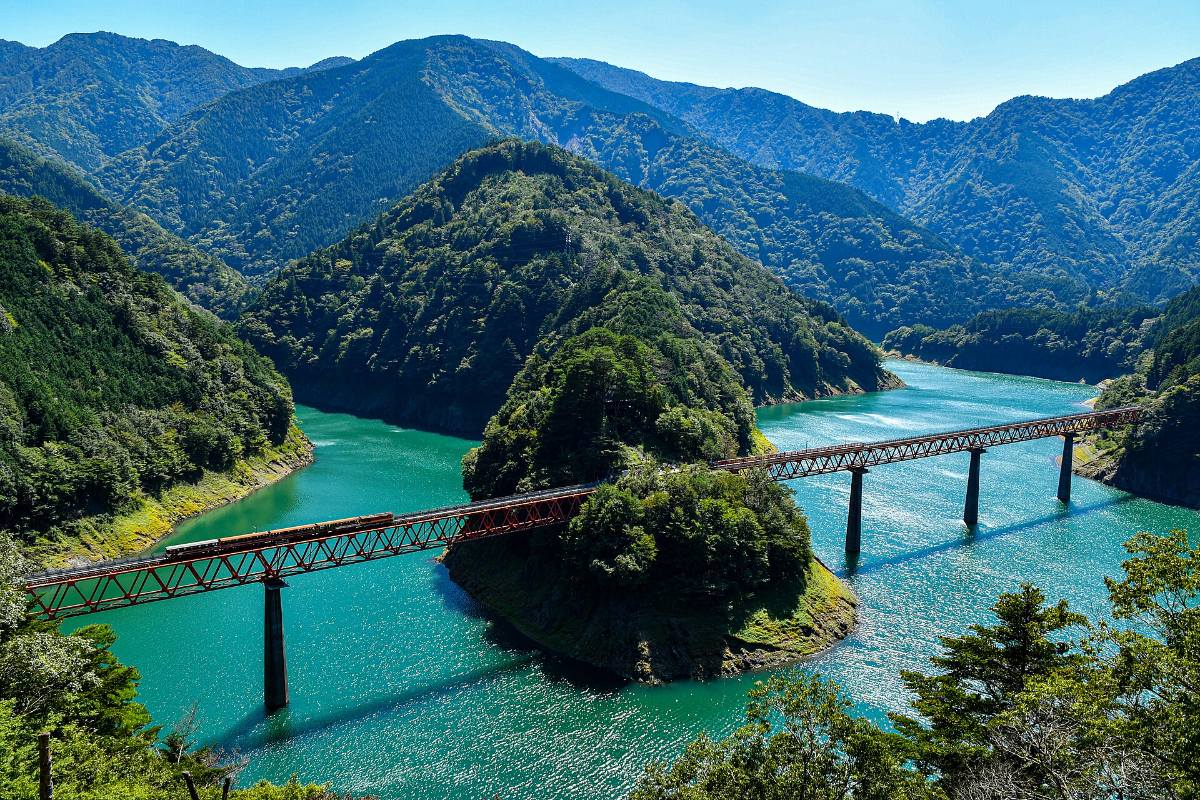 สถานีโอคุโออิโคโจบนแหลมกลางทะเลสาบสีเขียวมรกต