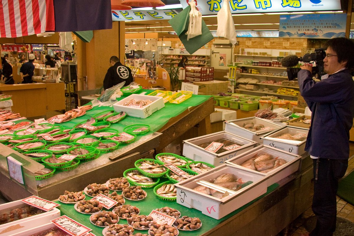 ร้านขายอาหารทะเลสดในตลาดโอมิโจ