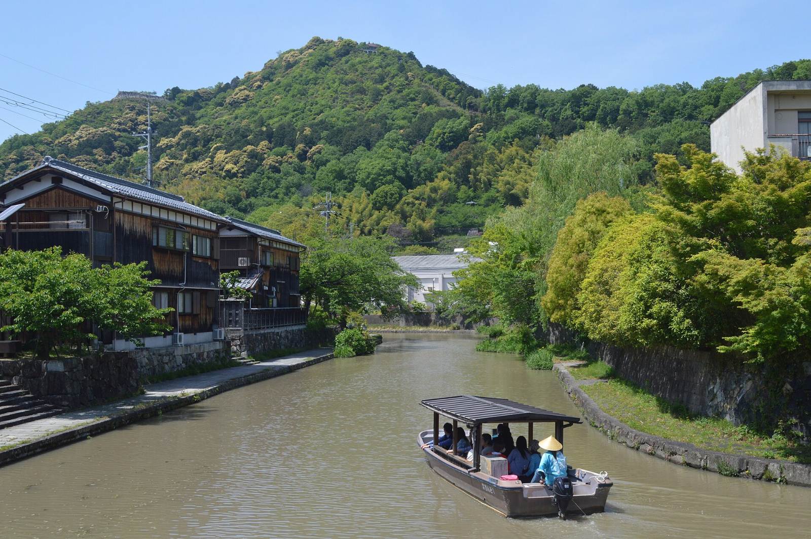 เรือนักท่องเที่ยวในคลองฮาจิมังโบริ