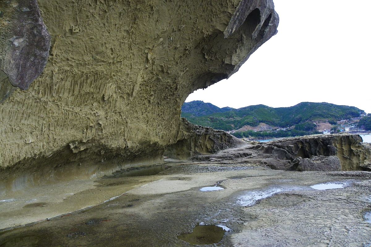 ลานหินและถ้ำที่ถูกคลื่นกัดเซาะที่โอนิงะโจ