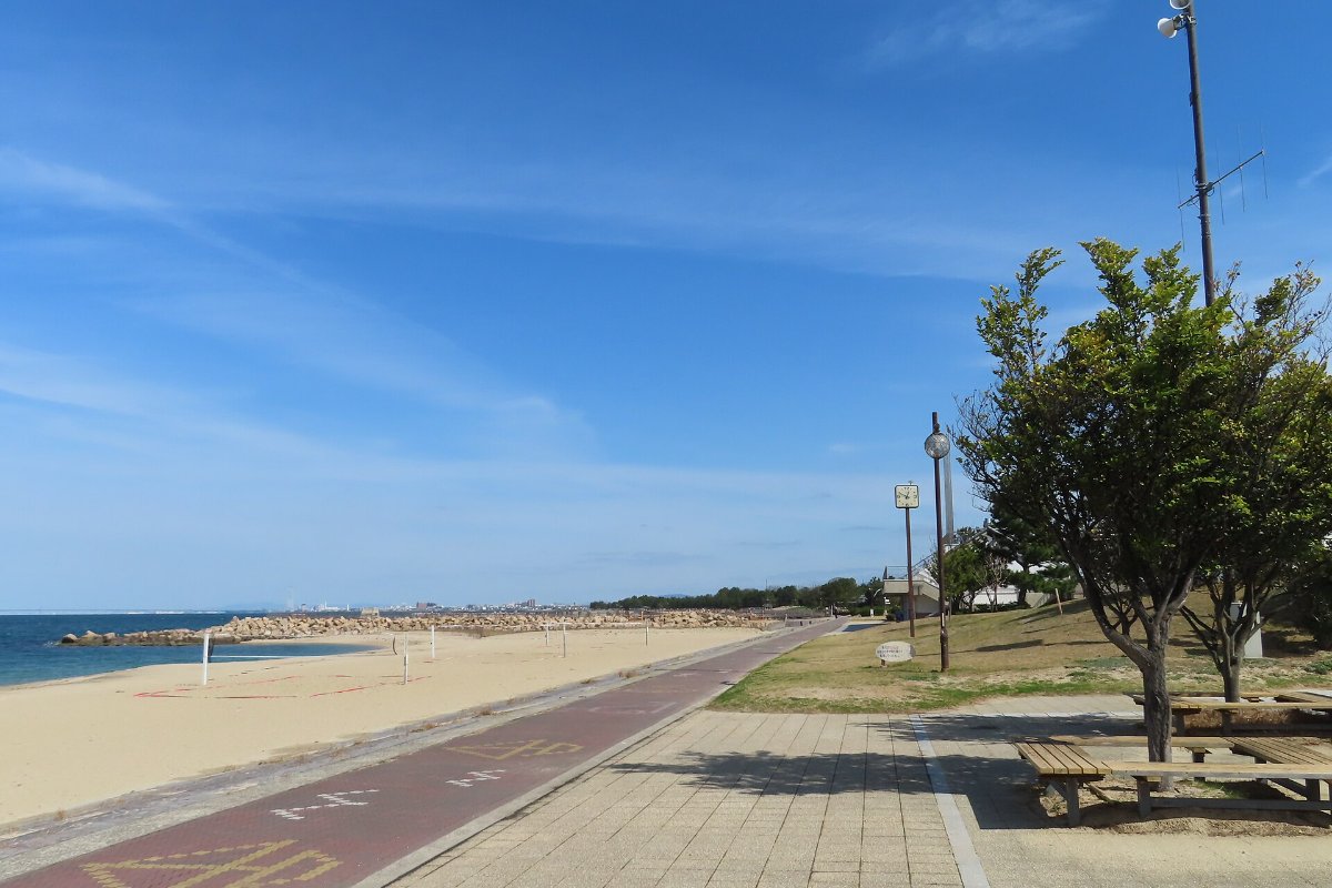 หาดทรายขาวและน้ำทะเลใสของหาดโทคิเมกิบีช ย่านทันโนวะ เมืองมิซากิ โอซาก้า
