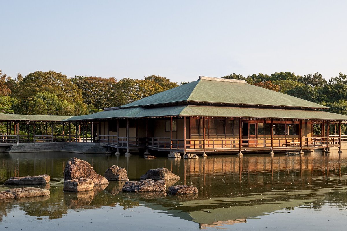 ซากุระบานในสวนไดเซ็น เมืองซาไก โอซาก้า ข้างสุสานโบราณ