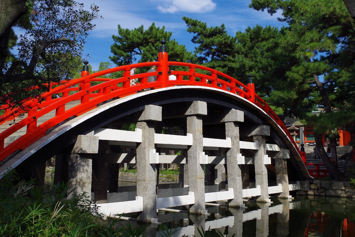ผู้คนจำนวนมากเดินข้ามสะพานโค้งสีแดงโซริฮาชิไปไหว้ปีใหม่ที่ศาลเจ้าซุมิโยชิไทฉะ โอซาก้า
