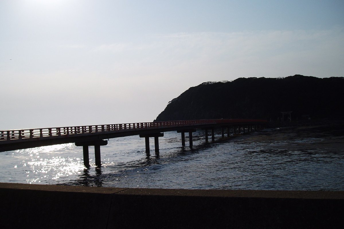สะพานไปเกาะโอจิมะยามแดดส่องทะเล