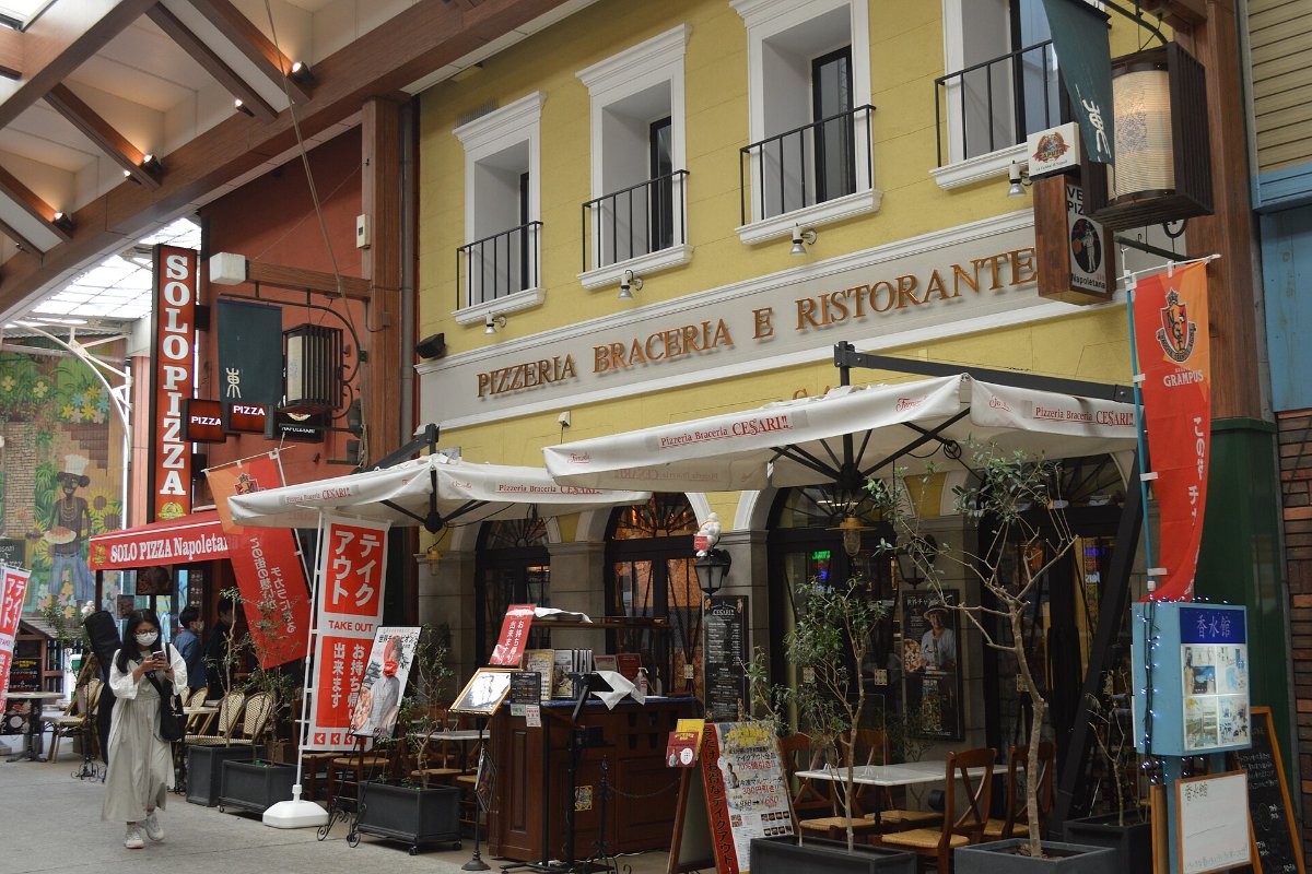 ร้านค้าเรียงรายในย่านโอสุ