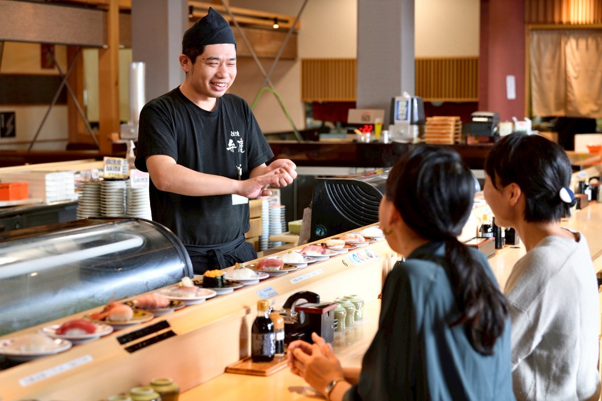 เชฟทำซูชิในร้านซูชิในปิอาบันได