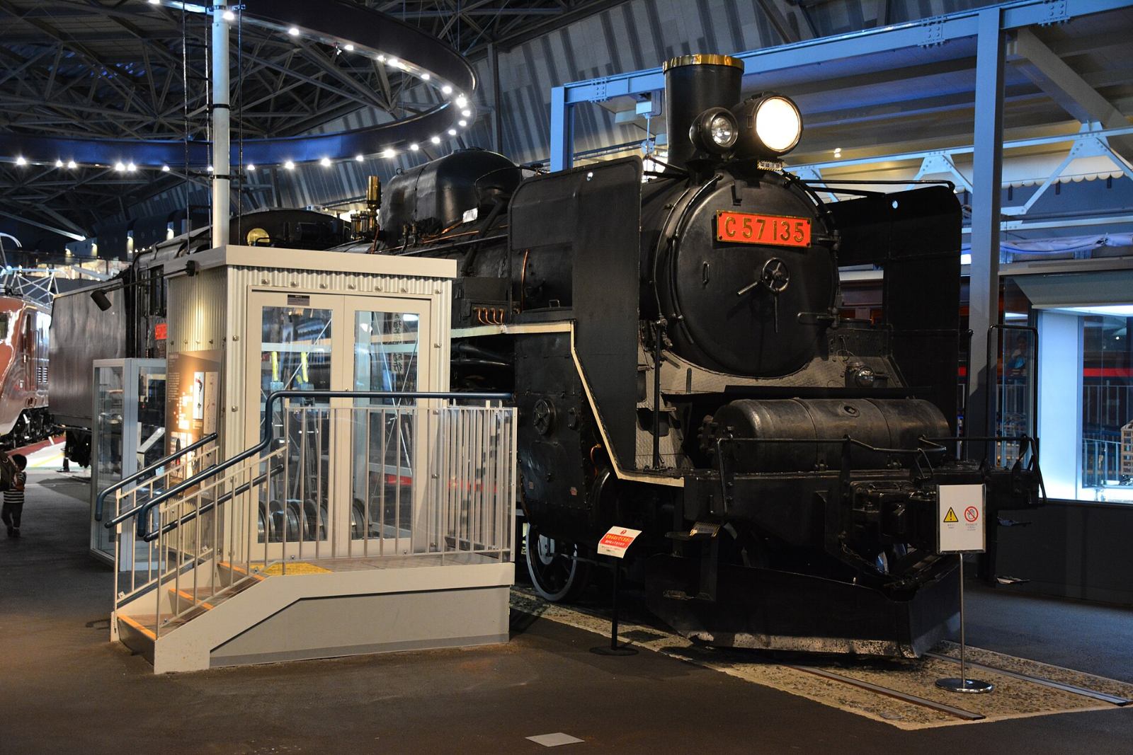 รถไฟรุ่นเก่าจัดแสดงในพิพิธภัณฑ์รถไฟ ไซตามะ
