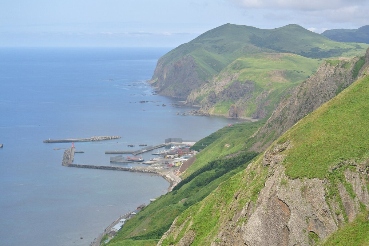 ท่าเรือและชายฝั่งของเกาะเรบุนมองจากเนิน