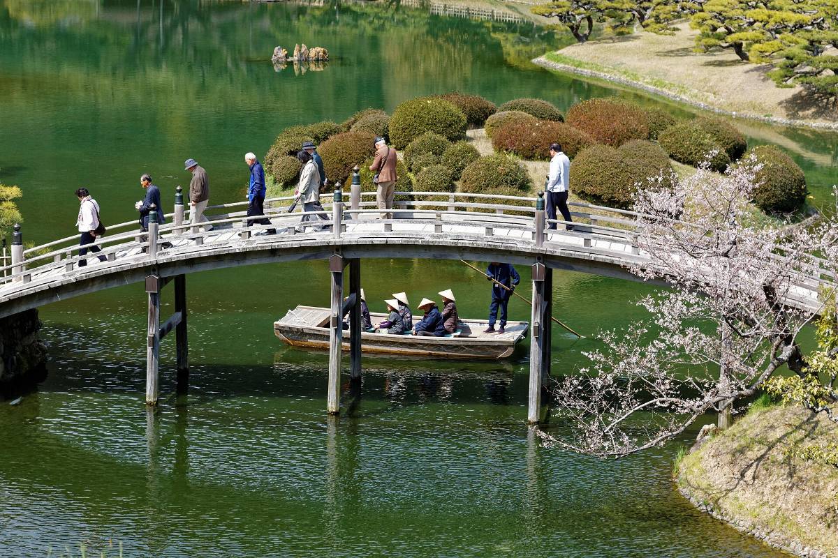 วิวจากเนินฮิไรโฮ เห็นสะพานเอ็งเง็ตสึเคียวและเรือนน้ำชาคิคุเง็ตสึเทริมสระใต้ในสวนริตสึริน
