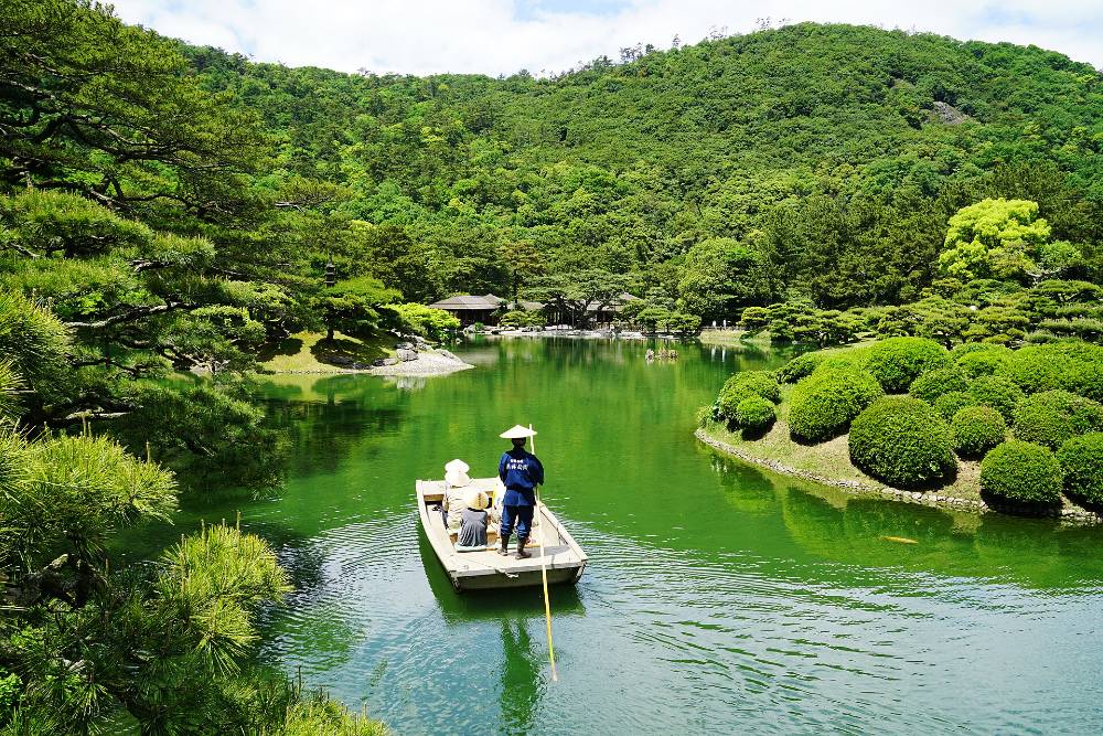 เรือวาเซ็นล่องบนสระใต้ในสวนริตสึริน
