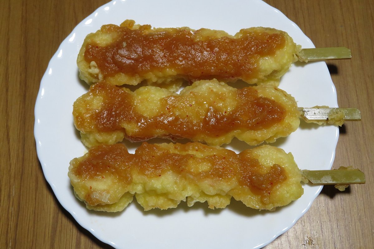 มันฝรั่งทอดชิ้นเล็กเสียบไม้ ทาซอสมิโสะหวานเค็มสีน้ำตาล อาหารพื้นบ้านชิจิบุ
