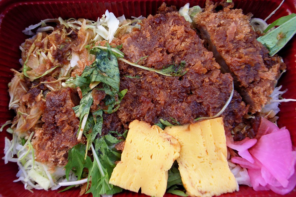 เนื้อหมูชิ้นบางหมักมิโสะสีน้ำตาล วางในถาด ของขึ้นชื่อชิจิบุ