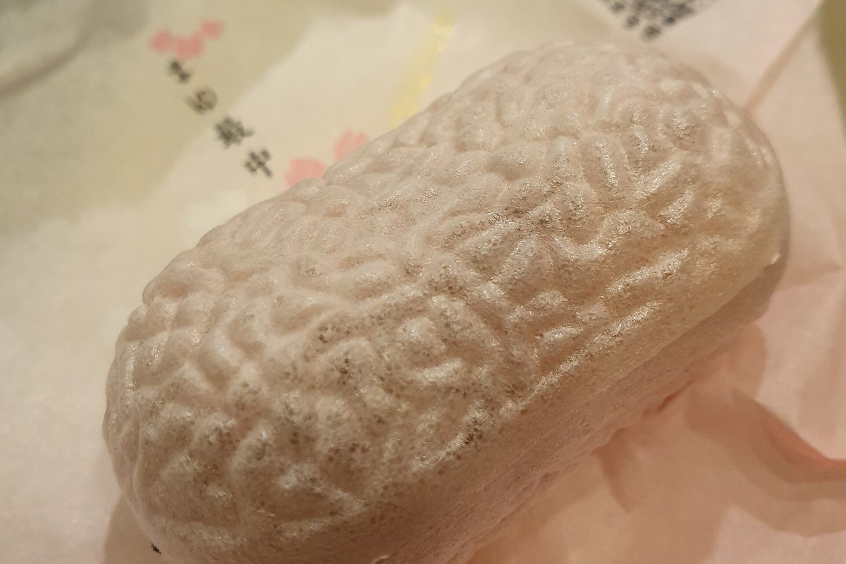 มาร์ชแมลโลว์สีขาวก้อนกลมรีคล้ายรังไหม วางในกล่อง ขนมของร้านชิจิบุนากามูระยะ