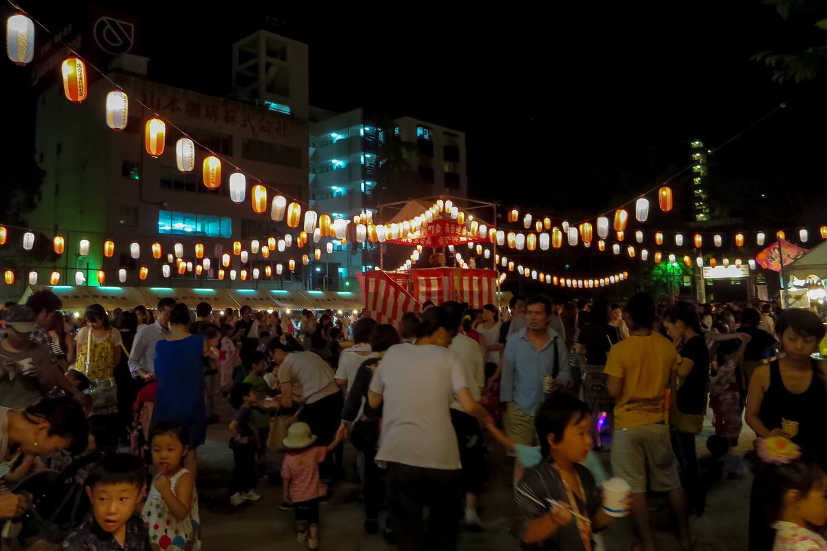 ขบวนระบำบนถนนย่านคาวาโกเอะยามเย็น มีโคมไฟและผู้คนชมสองข้างทาง งานฤดูร้อนร้อยหมื่นโคมคาวาโกเอะ