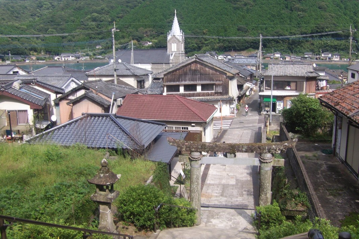 หลังคาบ้านในหมู่บ้านซากิตสึกับยอดโบสถ์
