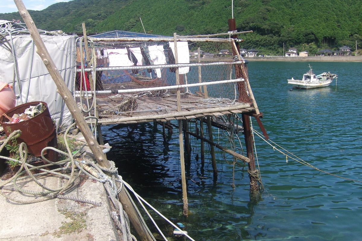 ลานไม้ริมทะเลในหมู่บ้านซากิตสึ