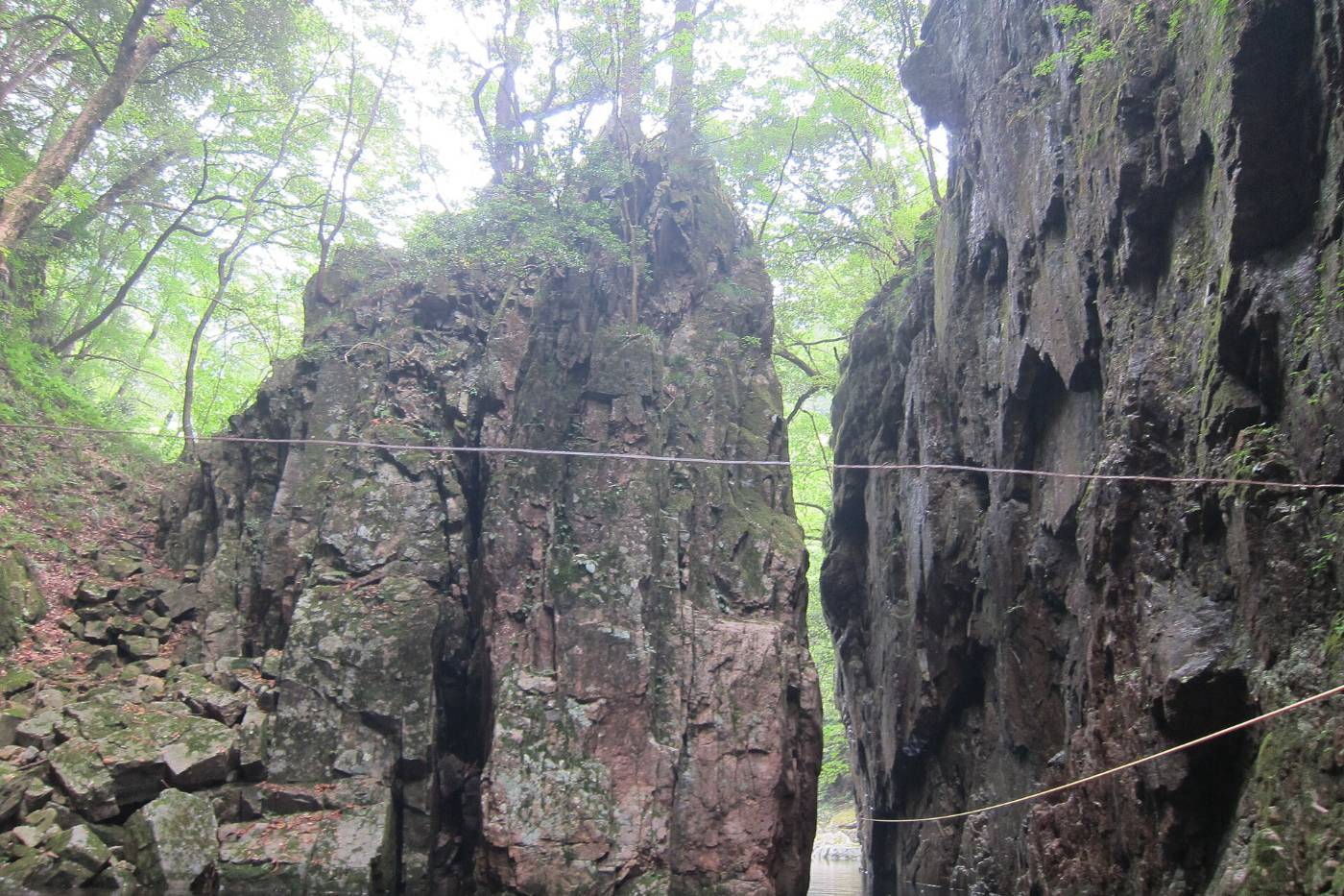 ช่องหินแคบซารุโทบิในหุบเขาซันดังเคียว