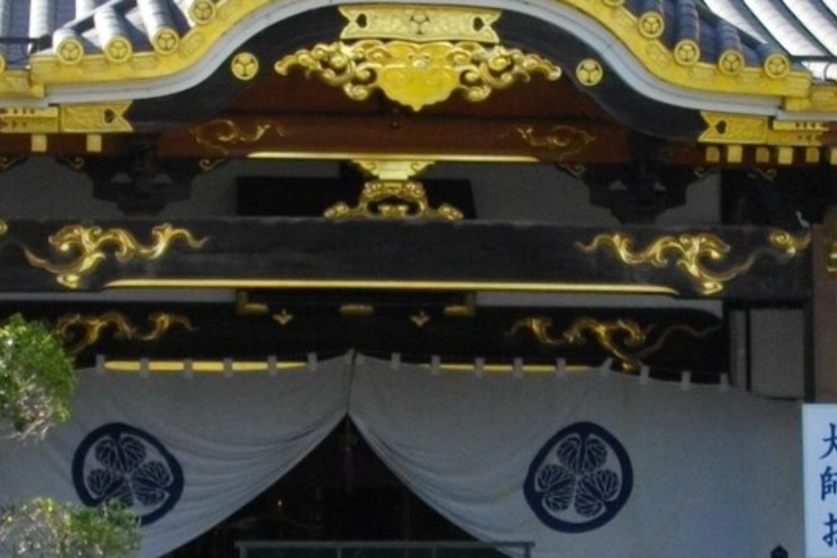 หลังคาและชายคาประดับของวิหารหลัก
