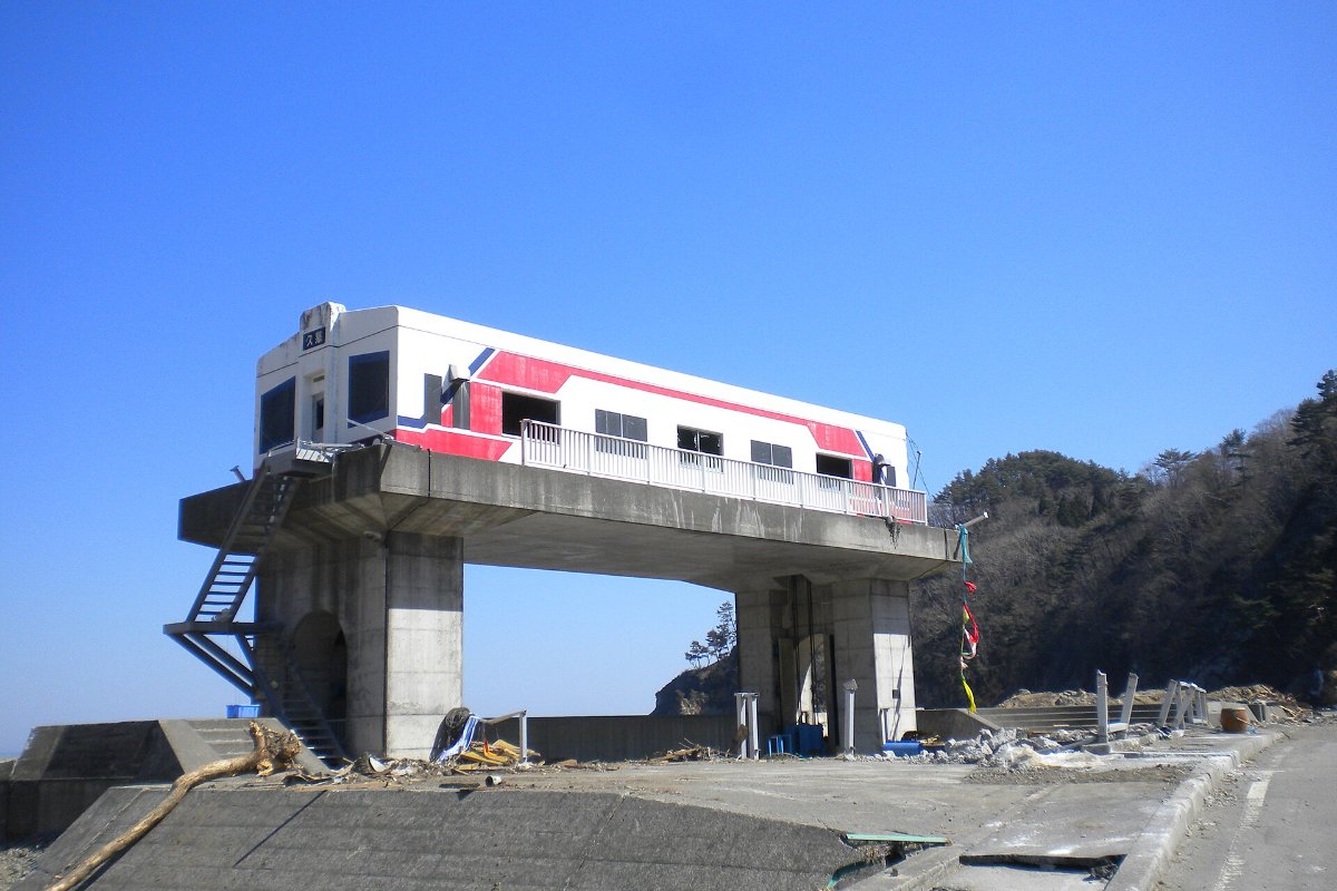 รถไฟซันริคุวิ่งผ่านแนวชายฝั่งสายริอัส