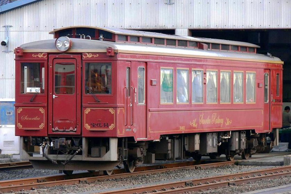รถไฟขบวนพิเศษสีแดงแบบย้อนยุคของรถไฟซันริคุ