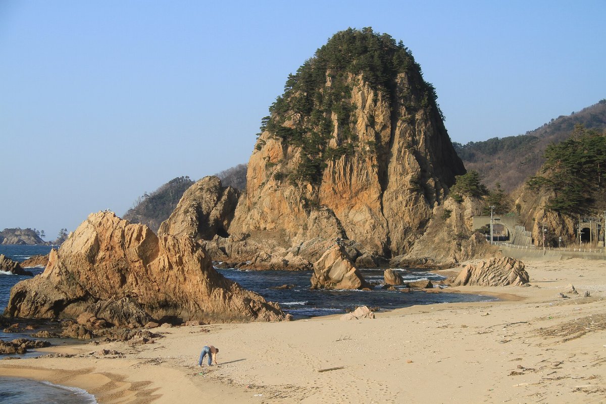 โขดหินกลางหาดที่ซาซากาวะนางาเระ
