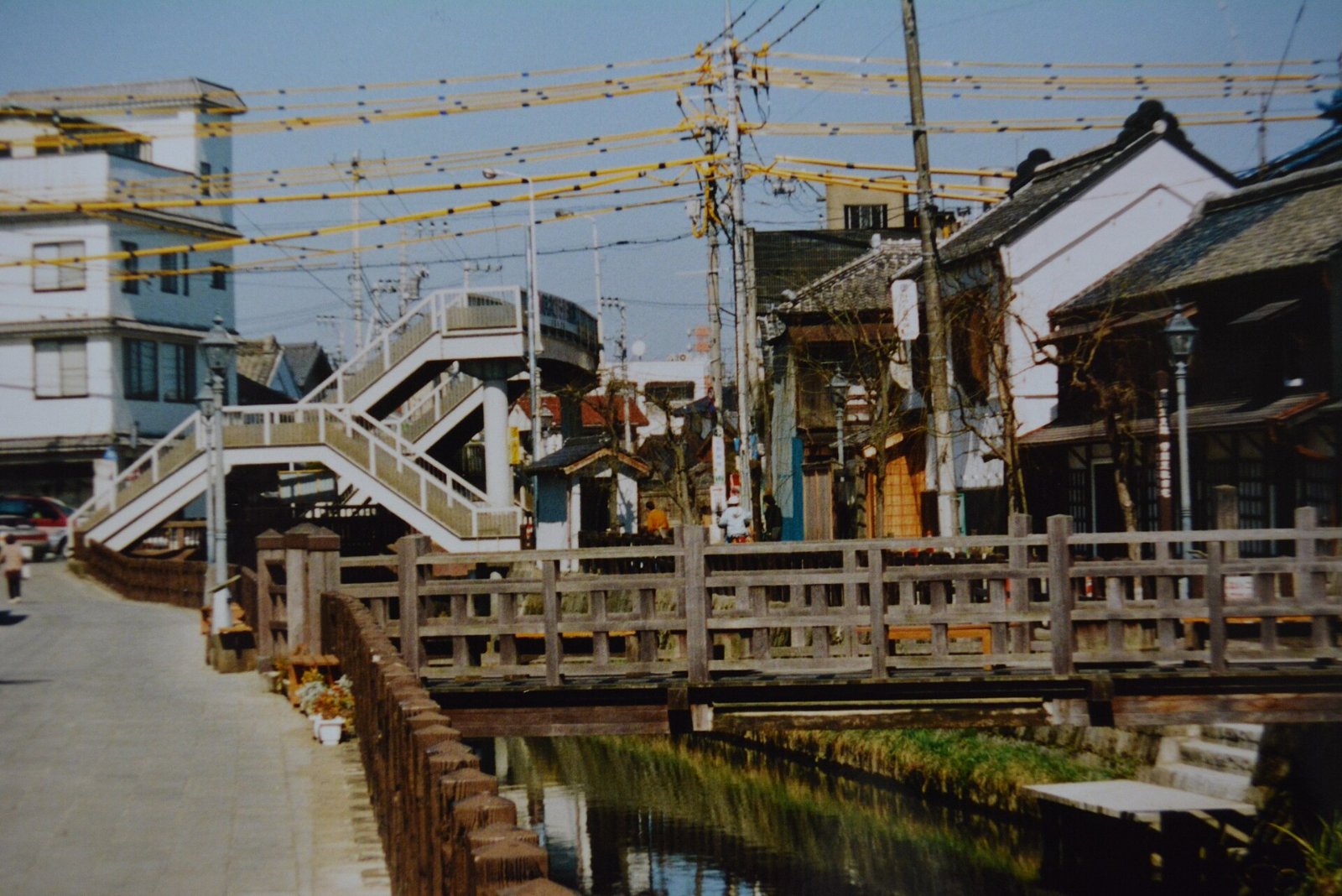 สะพานข้ามคลองโอโนะและบ้านไม้เก่า