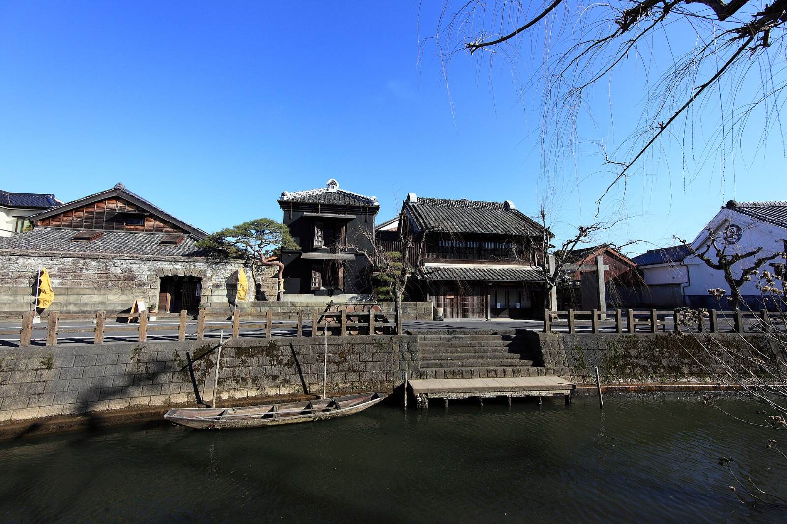 ร้านค้าแบบญี่ปุ่นโบราณริมถนนในซาวาระ